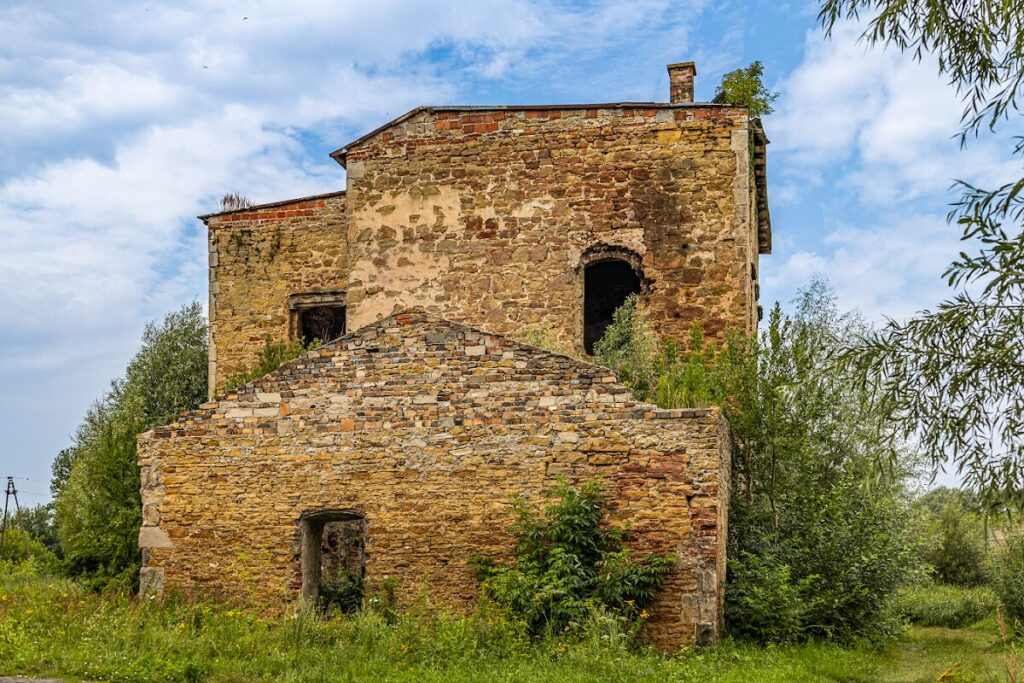 Ćmielów Castle: Renaissance Island Fortress in Poland 1 Ćmielów Castle