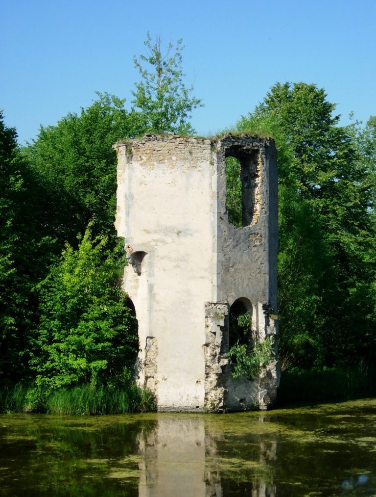Ćmielów Castle: Renaissance Island Fortress in Poland