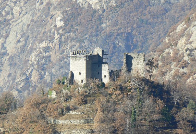 Arnad Upper Castle: A Romanesque Hilltop Fortress in Italy
