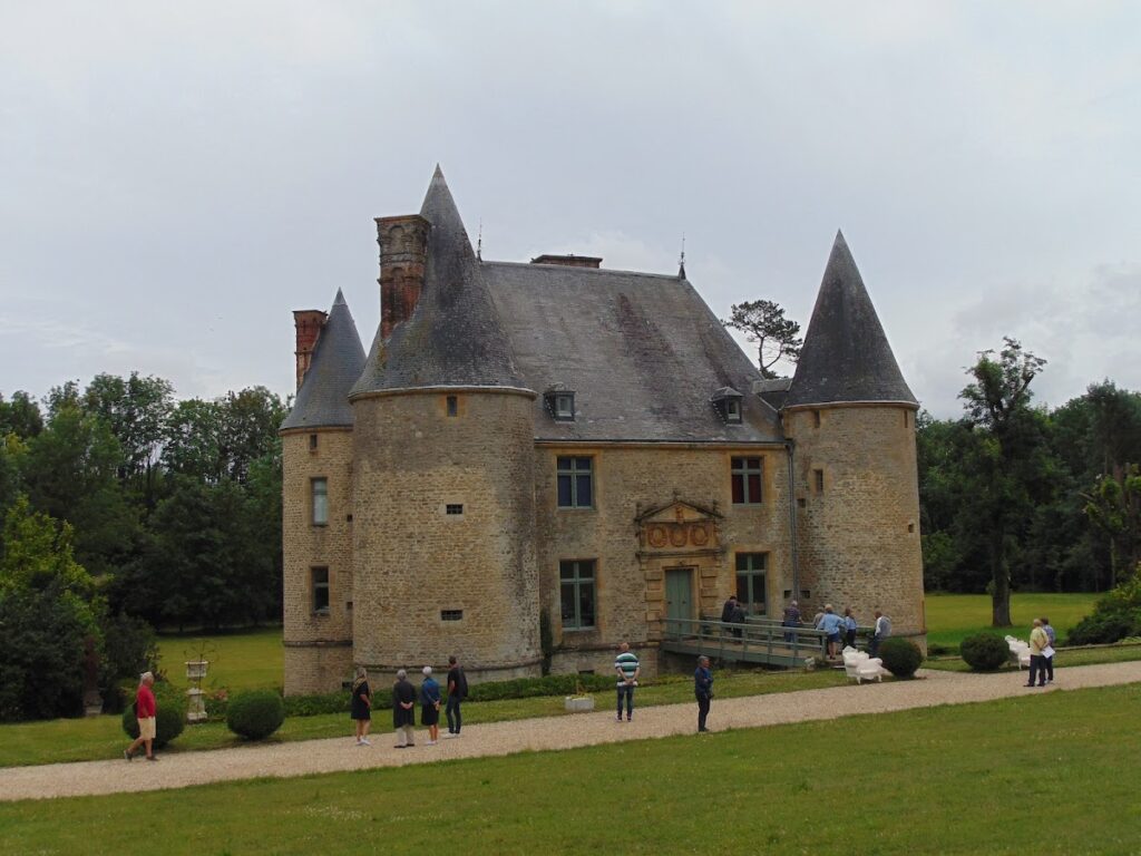 Château de Landreville: A Sixteenth-Century Fortified Residence in France 1 Château de Landreville