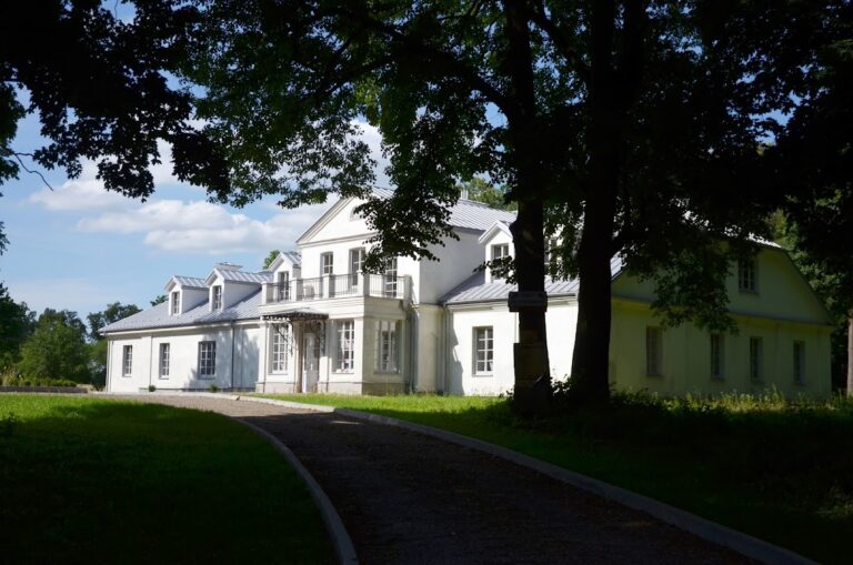 Zamek w Wilczyskach: A Historic Noble Castle in Poland