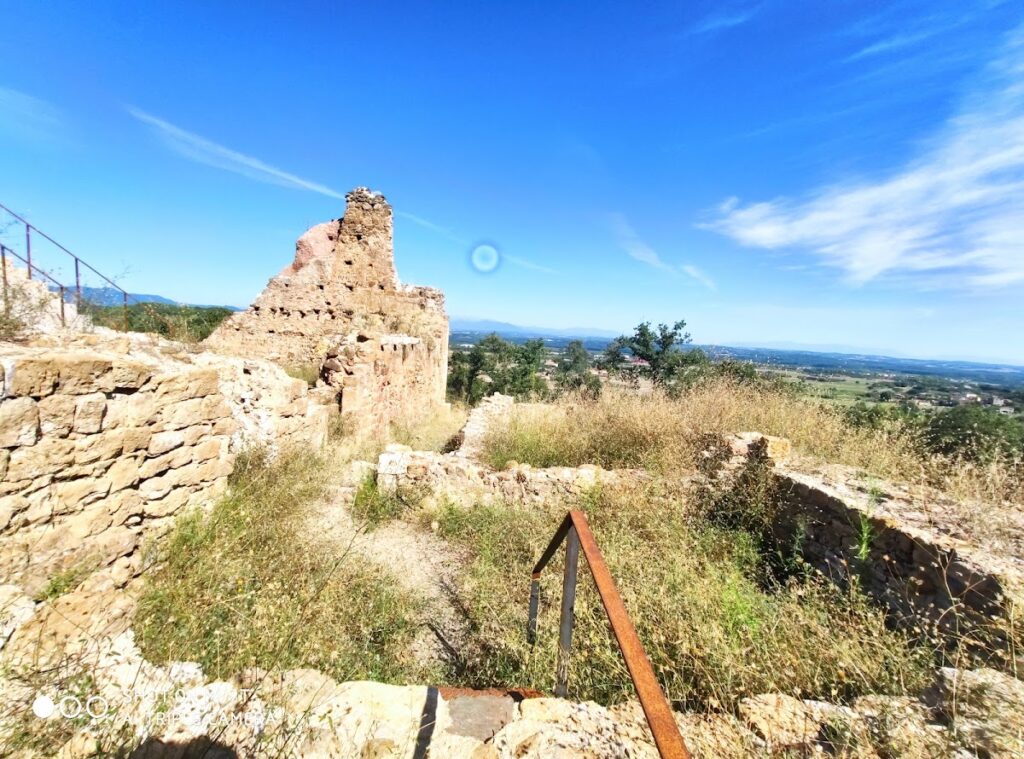 Castell de Juià: A Medieval Fortress in Catalonia 1 Castell de Juià
