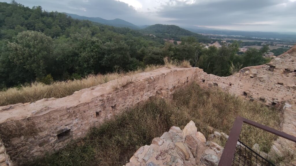 Castell de Juià: A Medieval Fortress in Catalonia 2 Castell de Juià