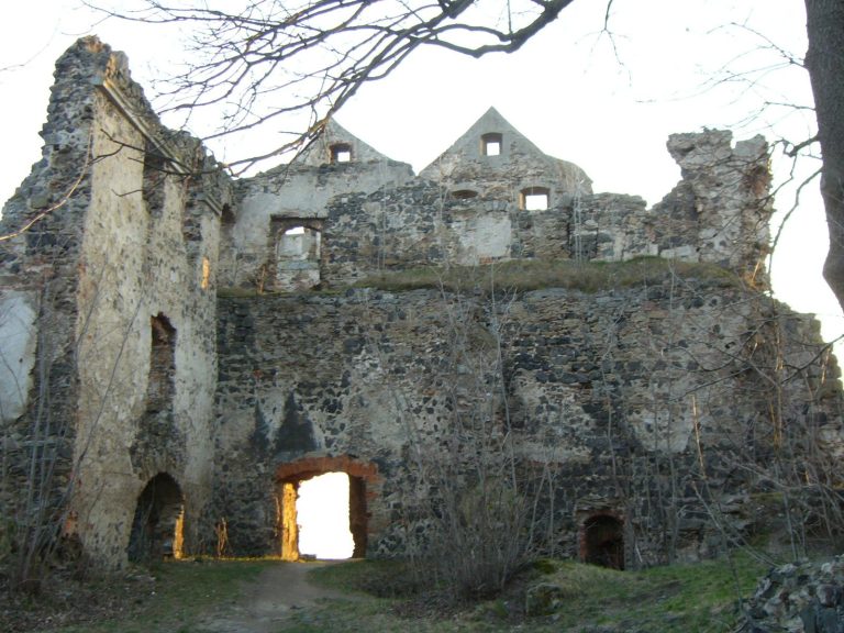 Gryf Castle: A Gothic Border Fortress in Poland