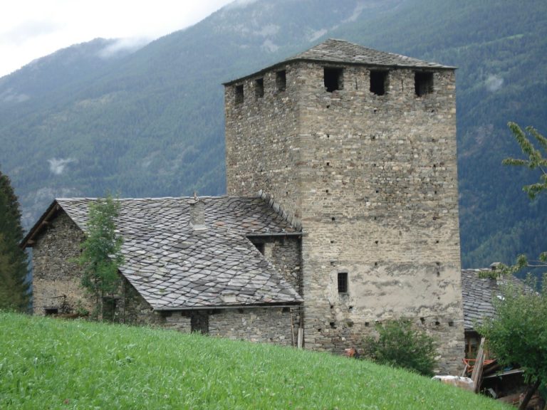 Écours Castle: A Medieval Fortress in Italy