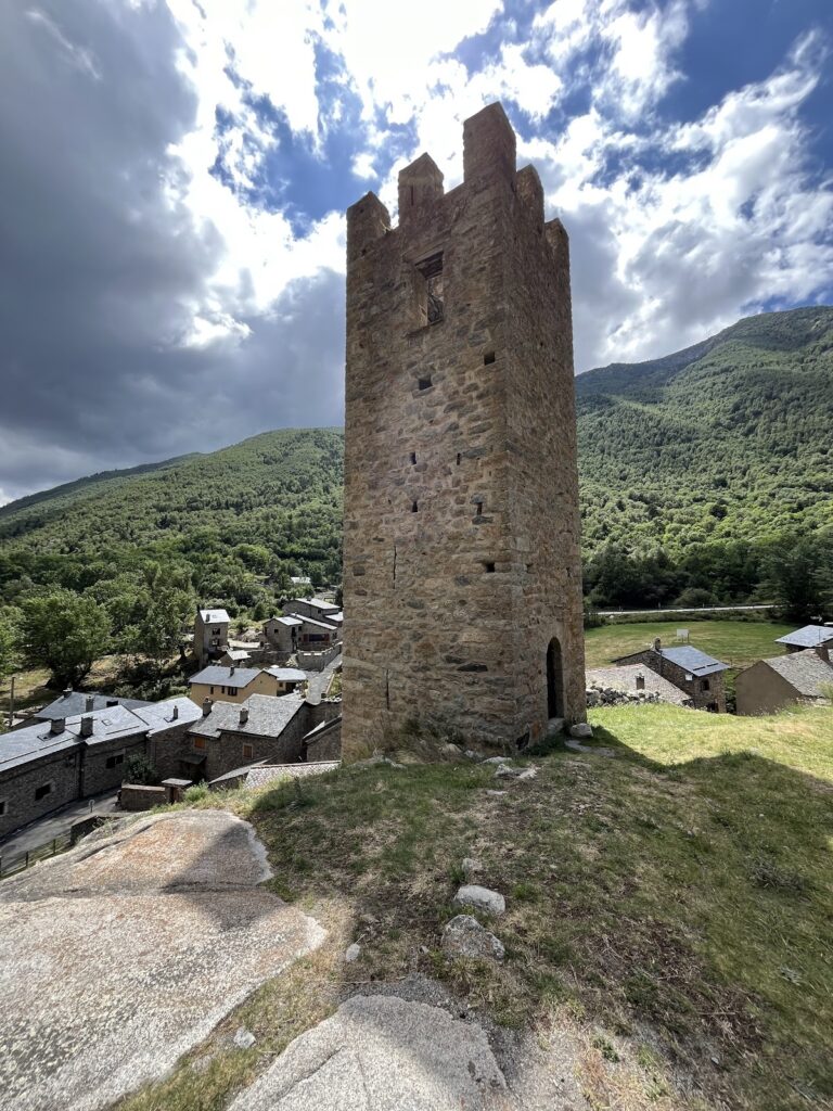 Château de Carol: A Medieval Fortress in Porta, France