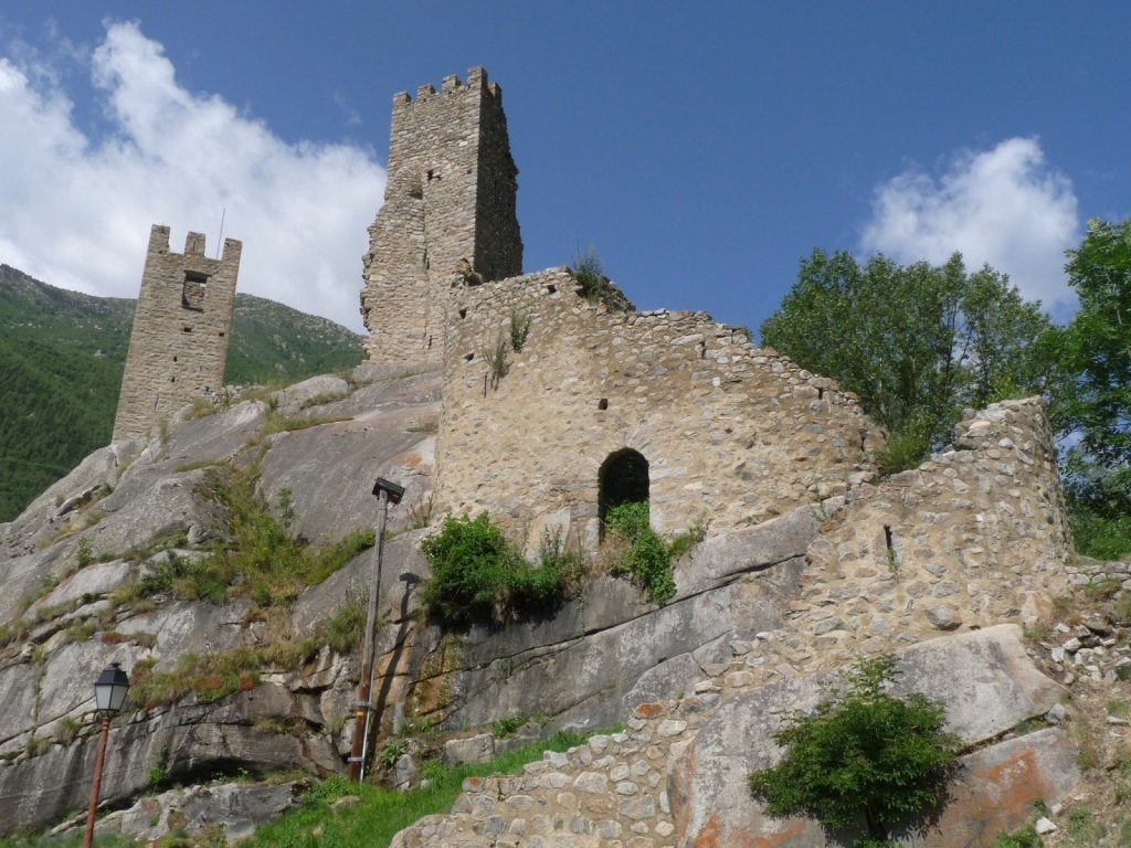 Château de Carol: A Medieval Fortified Castle in France 1 Château de Carol