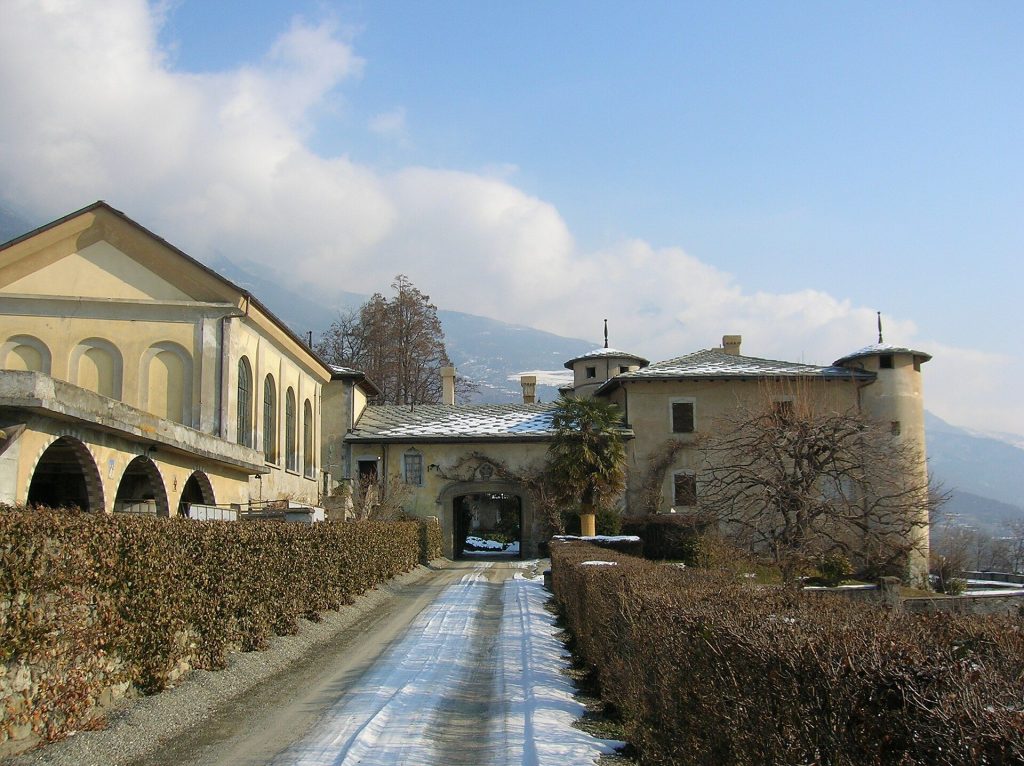 Passerin d’Entrèves Castle: A Medieval Fortress and Aristocratic Residence in Italy 1 Passerin d'Entrèves Castle