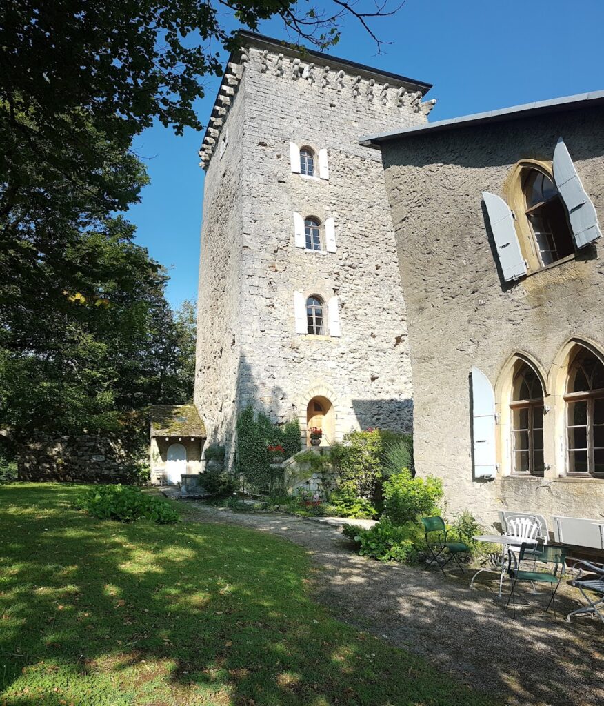 Les Clées Castle Ruins: A Medieval Toll Fortress in Switzerland 1 Les Clées castle ruins
