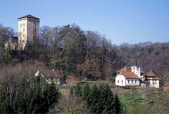 Les Clées Castle Ruins: A Medieval Toll Fortress in Switzerland
