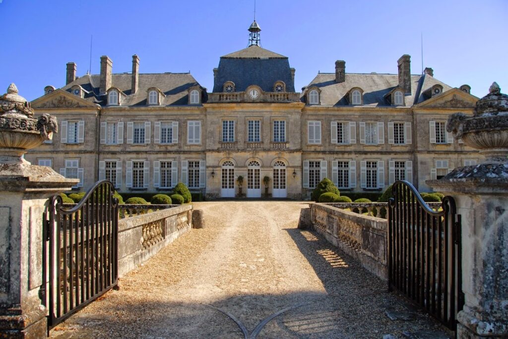 Château de Plassac: A Fortified Castle Transformed into an Eighteenth-Century Château 1 Château de Plassac