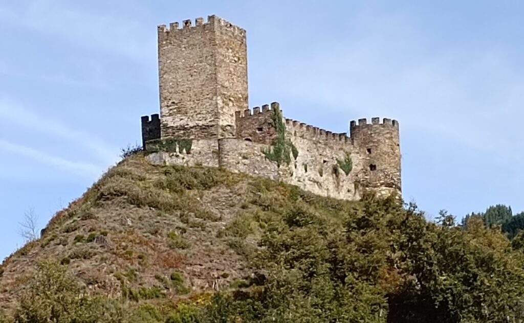 Castelo de Doiras: A Medieval Fortification in Spain 1 Castelo de Doiras