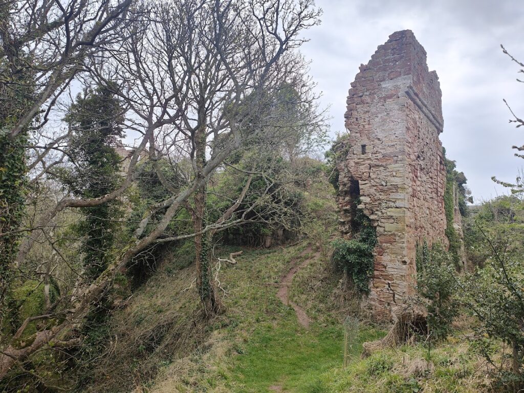 Innerwick Castle: A Scottish Spur Castle and Noble Stronghold 2 Innerwick Castle