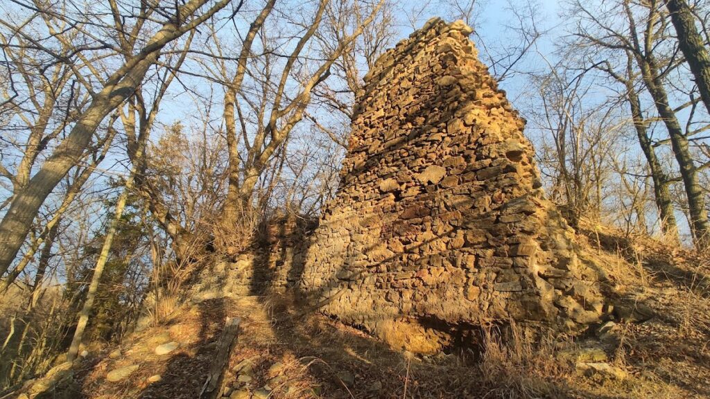 Castle Šenkenberk: A Medieval Spur Castle in Czechia 1 Burg Šenkenberk