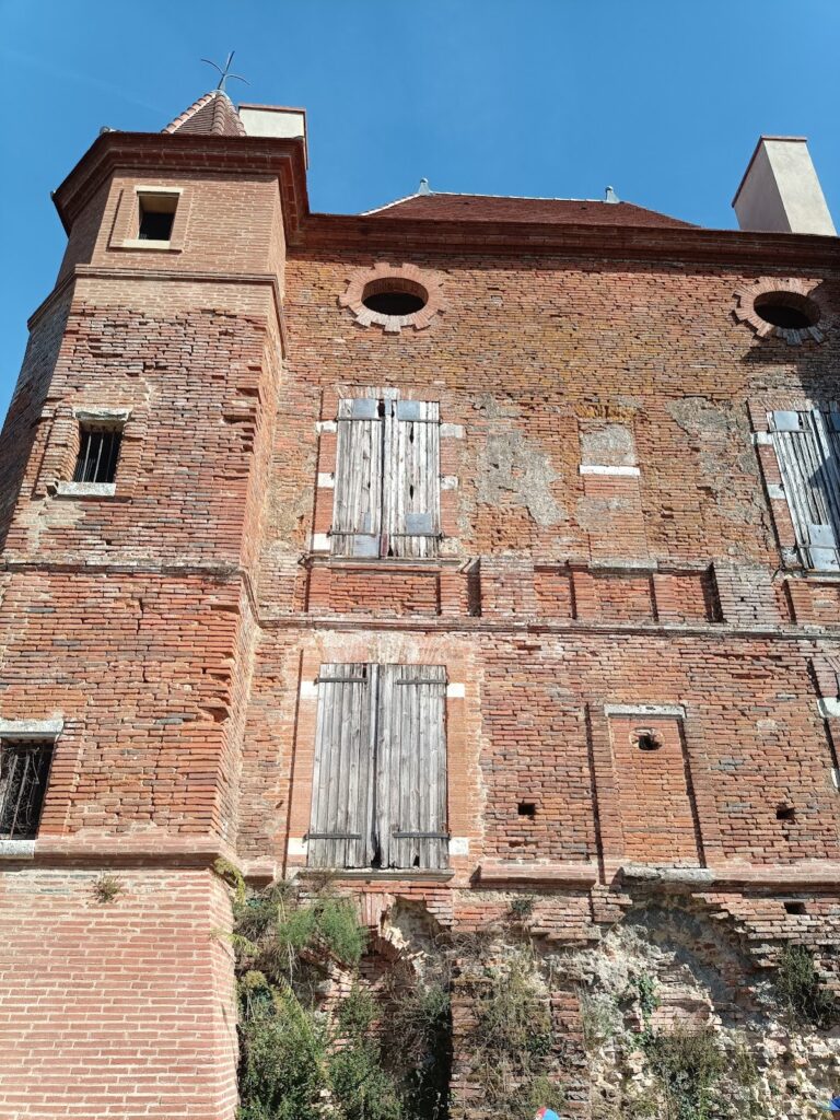 Salvetat-Saint-Gilles Castle: Medieval Fortress and Seigneurial Residence 4 Salvetat-Saint-Gilles Castle