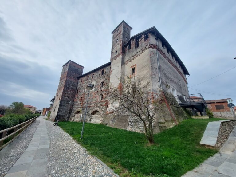 Castello monastero di Lenta: A Fortified Monastic Complex in Piedmont, Italy