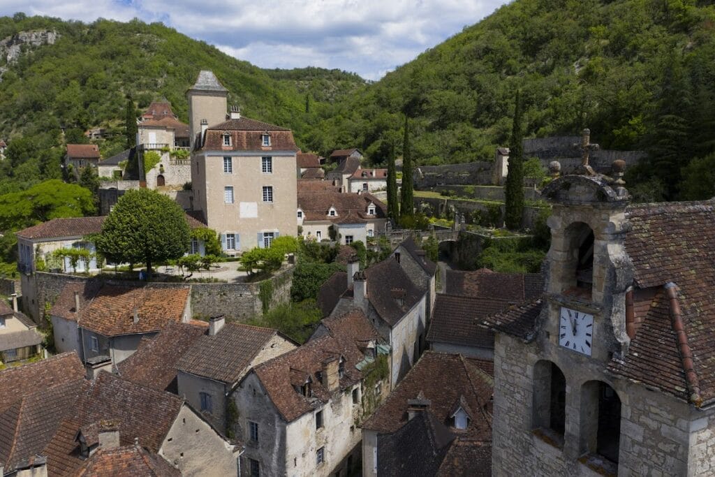 Château de Larnagol: A Medieval Castle Complex and Eighteenth-Century Residence in France 1 Château de Larnagol