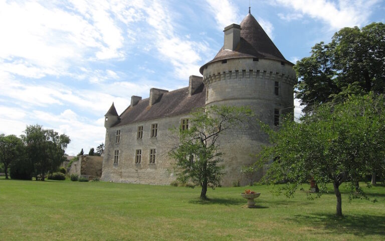 Château de Bayers: A Historic Fortress and Château in Aunac-sur-Charente, France