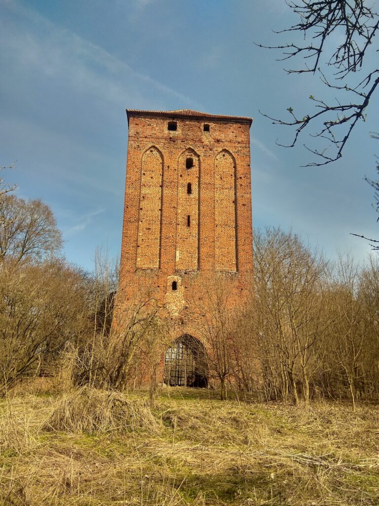 Rogóźno Castle: A Teutonic Order Fortress in Poland