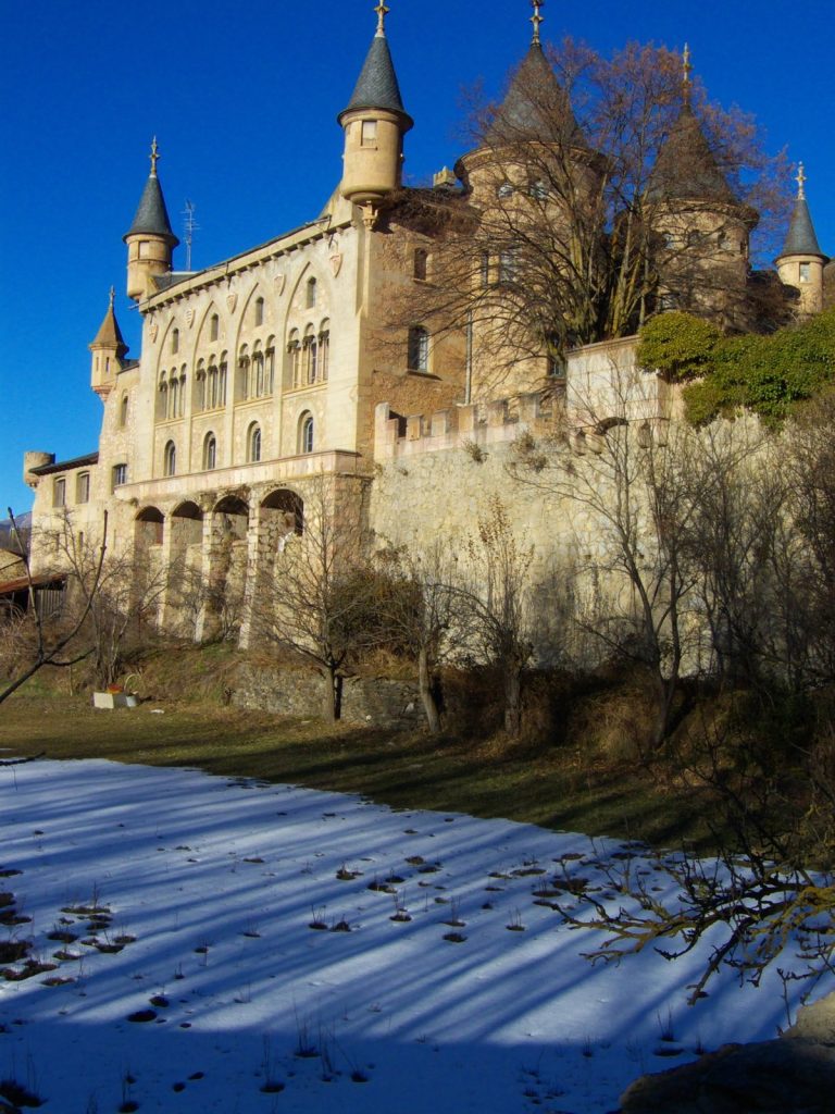 Torre de Riu: A Historicist Castle Complex near Alp, Spain