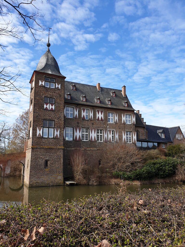 Burg Kühlseggen: A Historic Moated Castle in Weilerswist, Germany