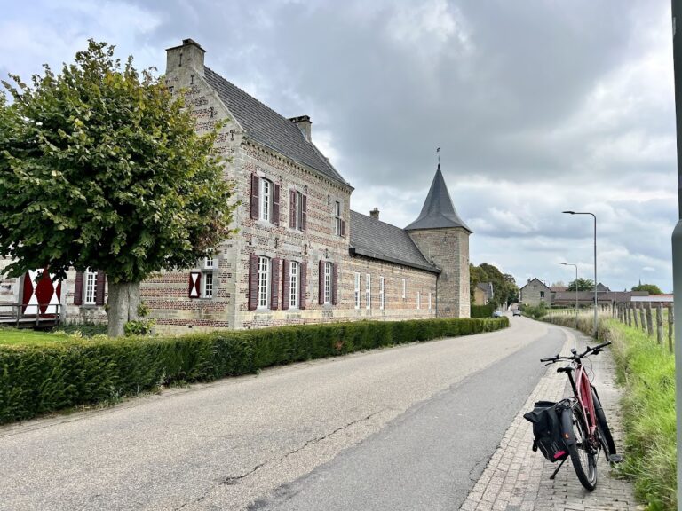 Sibberhuuske: A Historic Castle Farm in the Netherlands