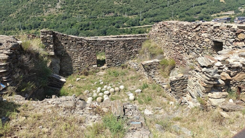 Castell de València d'Àneu: A Medieval Fortress in Spain 1 Castell de València d'Àneu