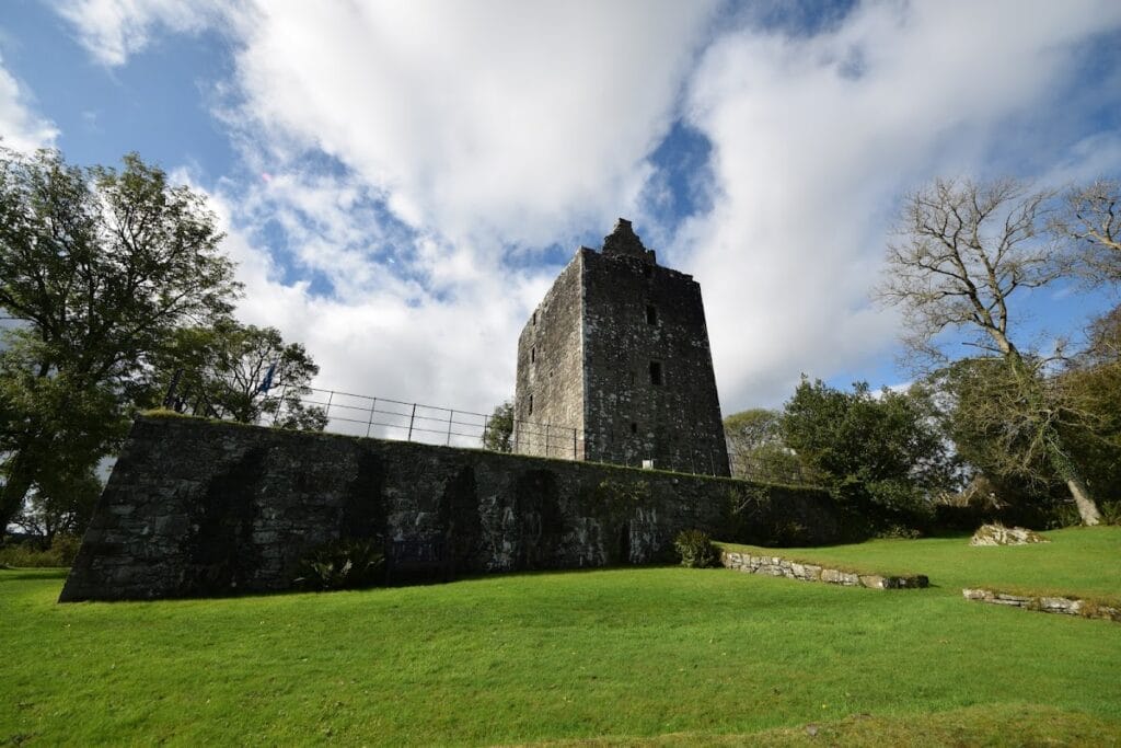 Cardoness Castle: A Late Medieval Scottish Tower House 7 Cardoness Castle