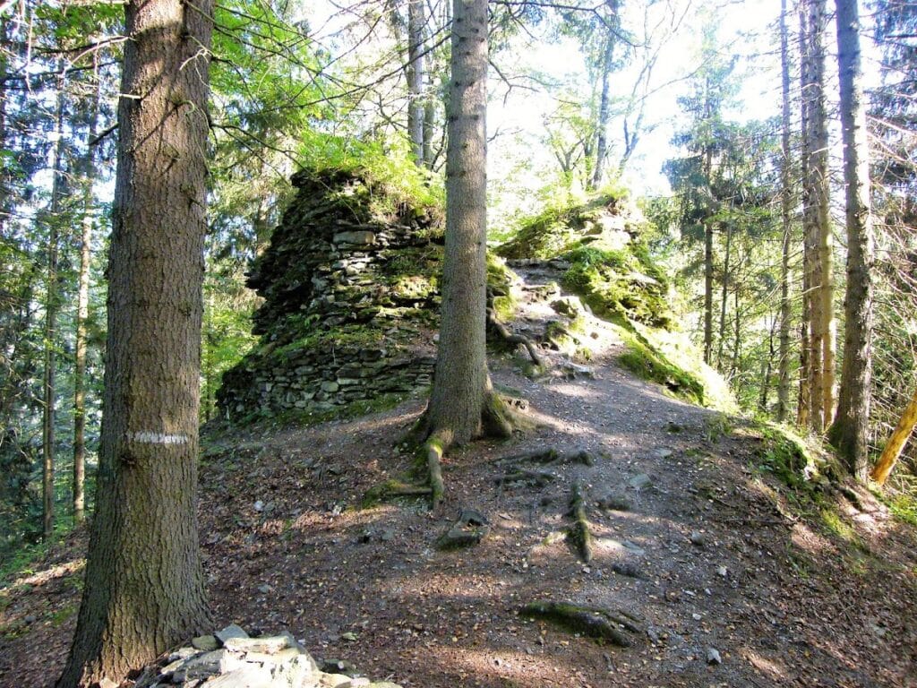 Nístějka: A Gothic Castle Ruin in Czechia 1 Nístějka