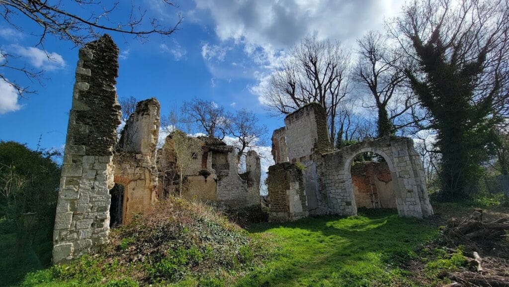 Betchworth Castle: A Medieval Fortified Manor House in Surrey 1 Betchworth Castle