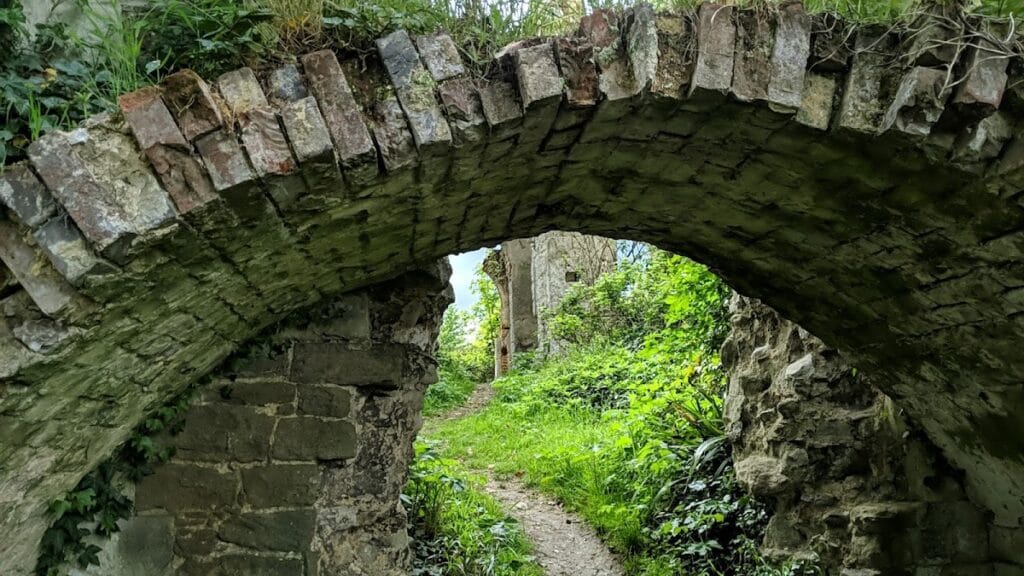 Betchworth Castle: A Medieval Fortified Manor House in Surrey 4 Betchworth Castle