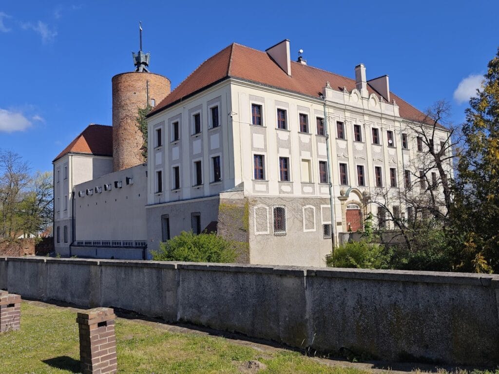 Castle of the Dukes of Głogów: A Ducal Residence and Fortress in Poland 1 Castle of the Dukes of Głogów