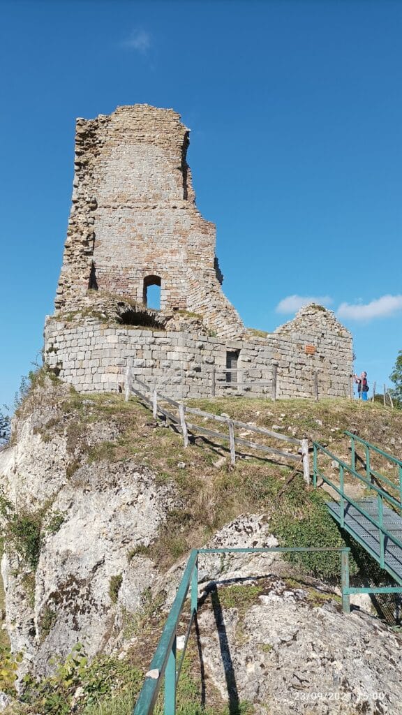 Château de Montfaucon: A Ruined Medieval Fortress in France 1 Château de Montfaucon