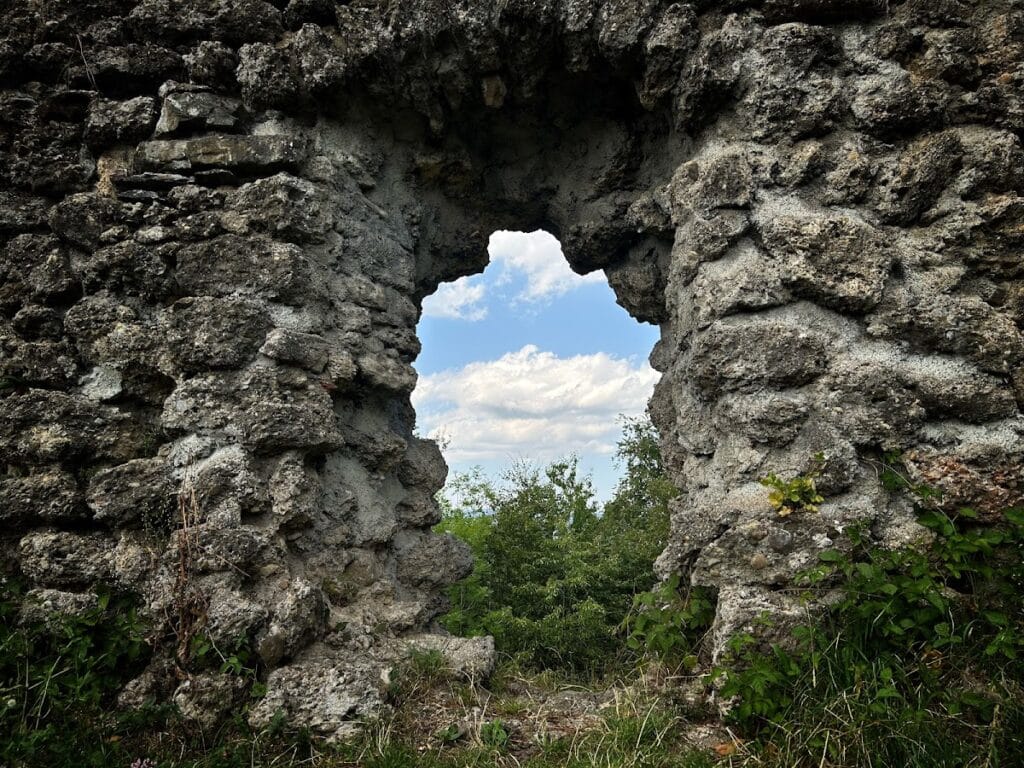 Alt-Wädenswil Castle: A Medieval Fortress and Commandery in Richterswil, Switzerland 9 Alt Wädenswil Castle