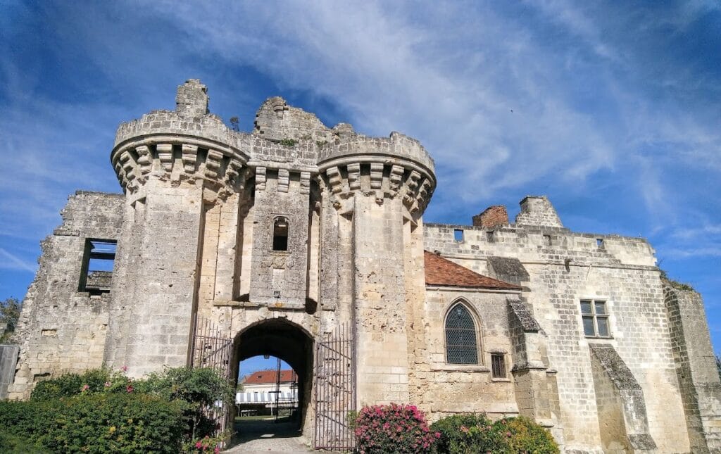 Château de Berzy-le-Sec: A Medieval Fortified Castle in France 1 Château de Berzy-le-Sec