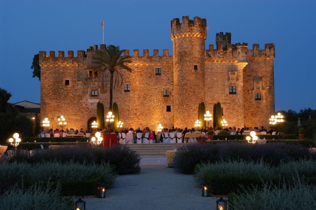 Castillo de las Arguijuelas de Abajo: A Fortified Estate in Spain 1 Castillo de las Arguijuelas de Abajo