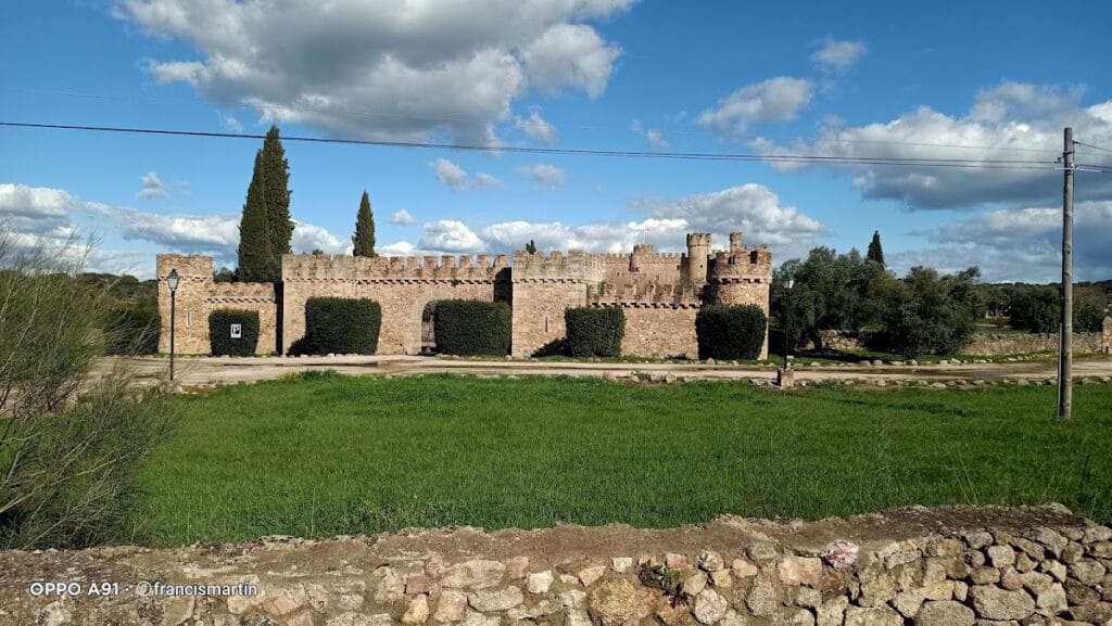 Castillo de las Arguijuelas de Abajo: A Fortified Estate in Spain 4 Castillo de las Arguijuelas de Abajo