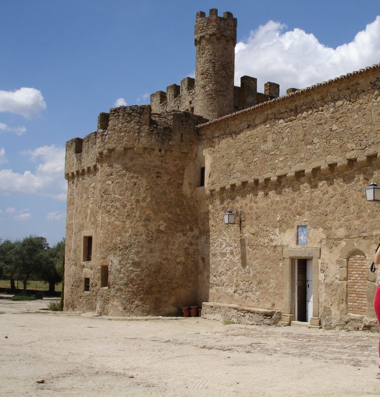 Castillo de las Arguijuelas de Abajo: A Fortified Estate in Spain