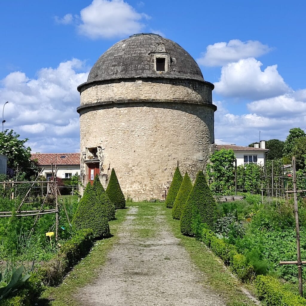 Château Lescombes: A Historic Estate and Contemporary Art Center in Eysines 3 Château Lescombes