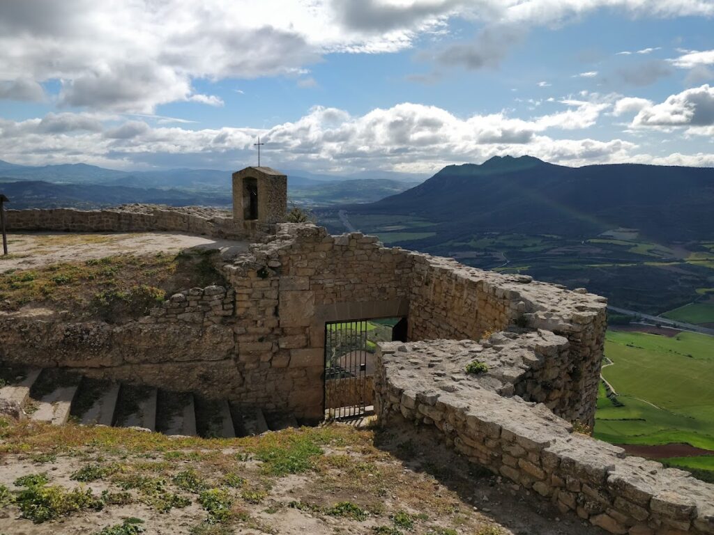 San Esteban de Deyo: A Historic Castle Near Villamayor de Monjardín 10 San Esteban de Deyo