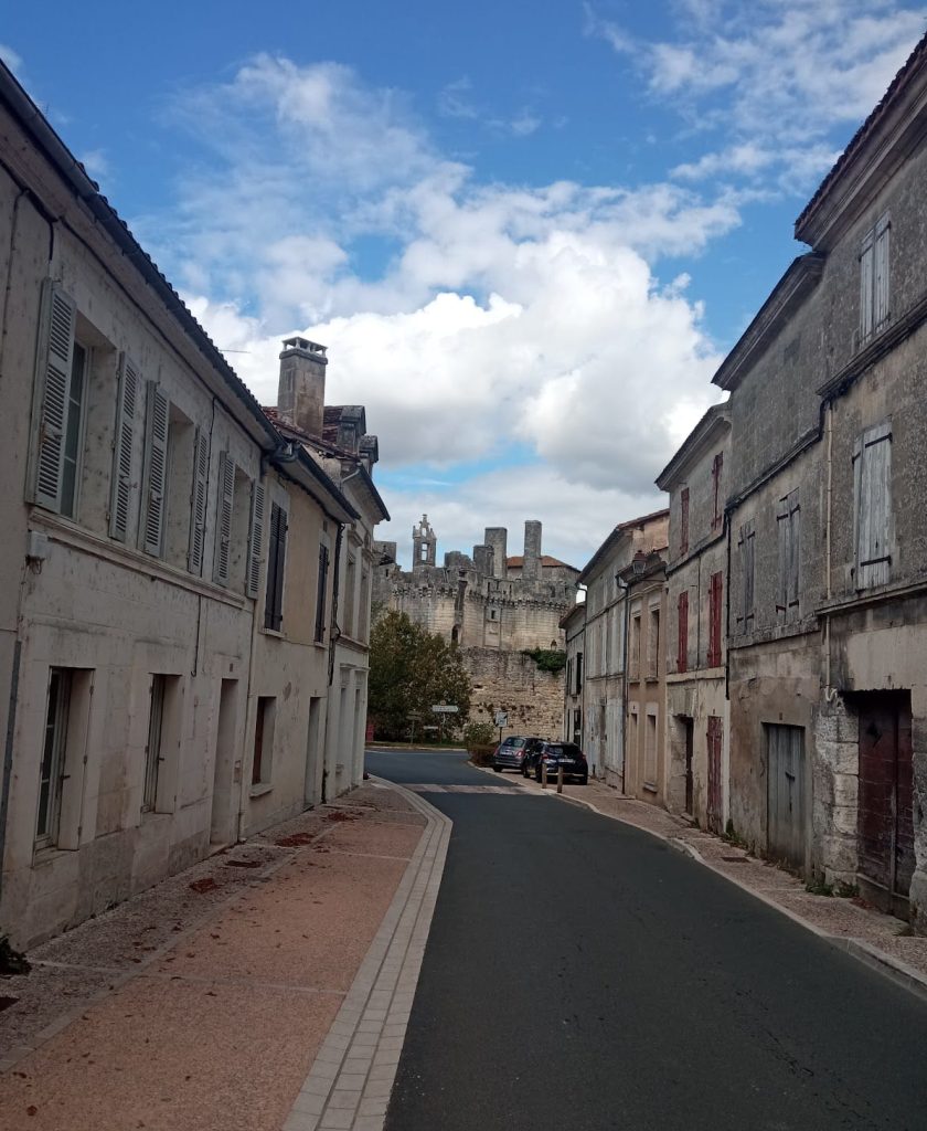 Mareuil Castle: A Fortified Residence in Périgord 4 Château de Mareuil