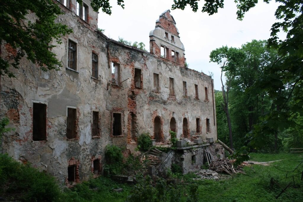 Niesytno Castle: A Gothic Fortress in Poland 1 Niesytno Castle