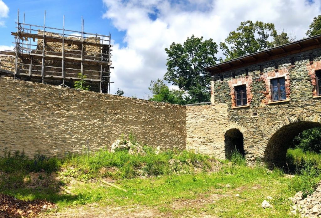 Niesytno Castle: A Gothic Fortress in Poland 3 Niesytno Castle