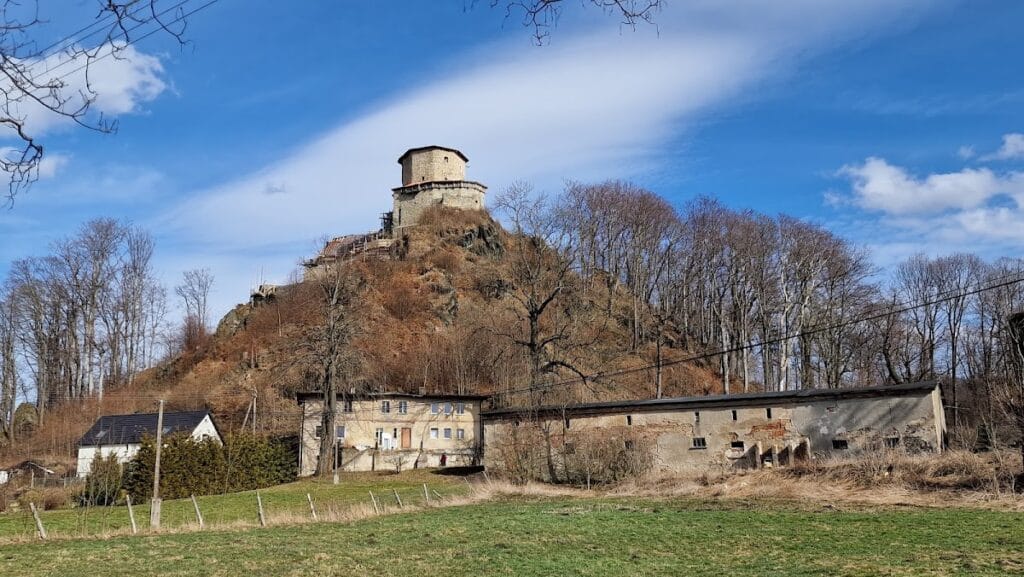 Niesytno Castle: A Gothic Fortress in Poland 5 Niesytno Castle