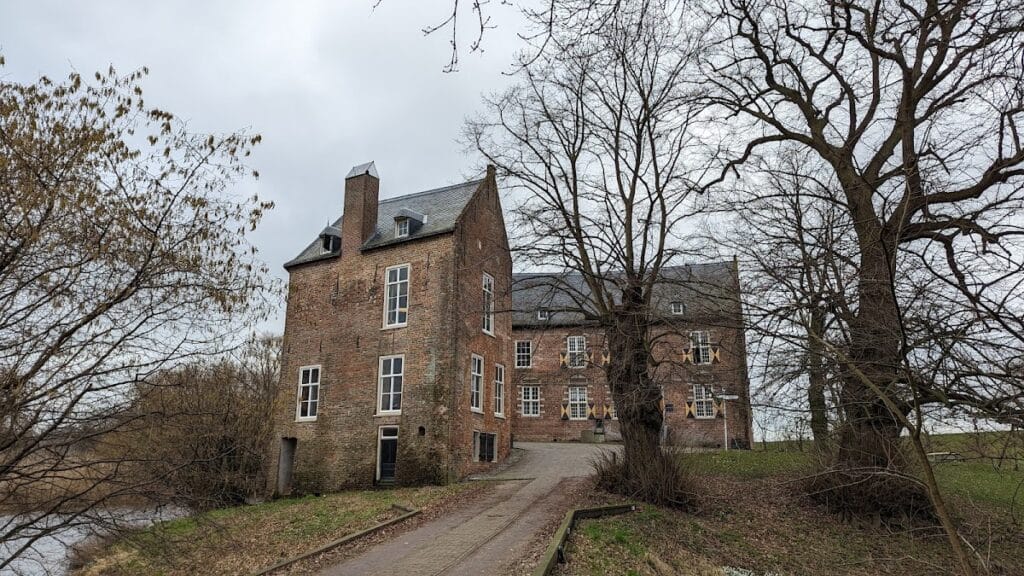 Waardenburg Castle: A Medieval Fortified Residence in the Netherlands 3 Waardenburg Castle