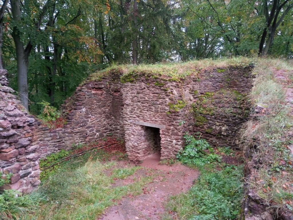Břecštejn: A Medieval Rock Castle Ruin in Czechia 9 Břecštejn