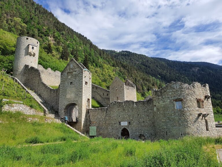Mühlbacher Klause: A Historic Fortified Site in Rio di Pusteria, Italy