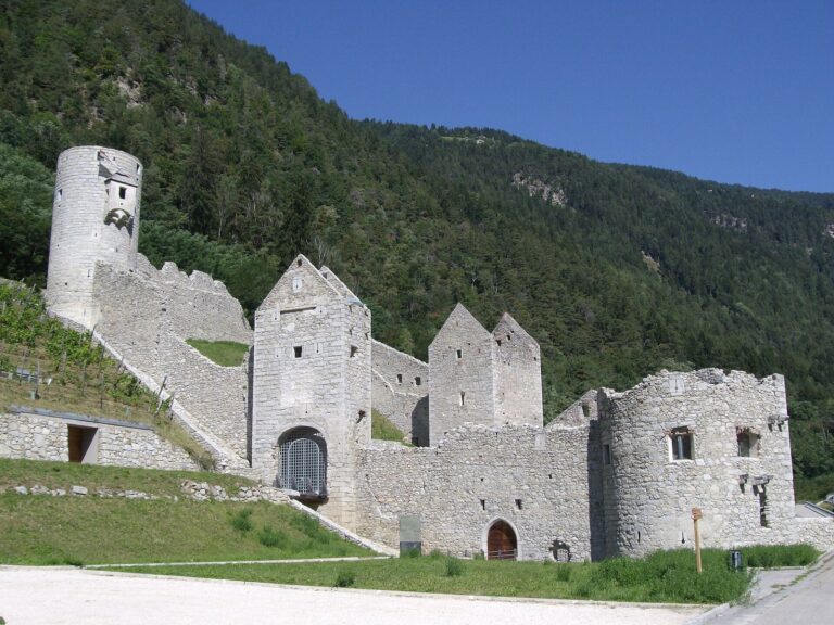 Mühlbacher Klause: A Medieval Fortress and Customs Barrier in Italy