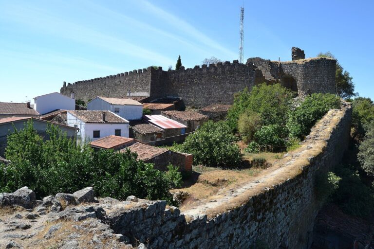 Castillo de Santibáñez el Alto: A Medieval Fortress in Spain