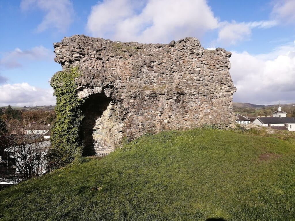 Llandovery Castle: A Strategic Anglo-Norman Fortress in Wales 3 Llandovery Castle